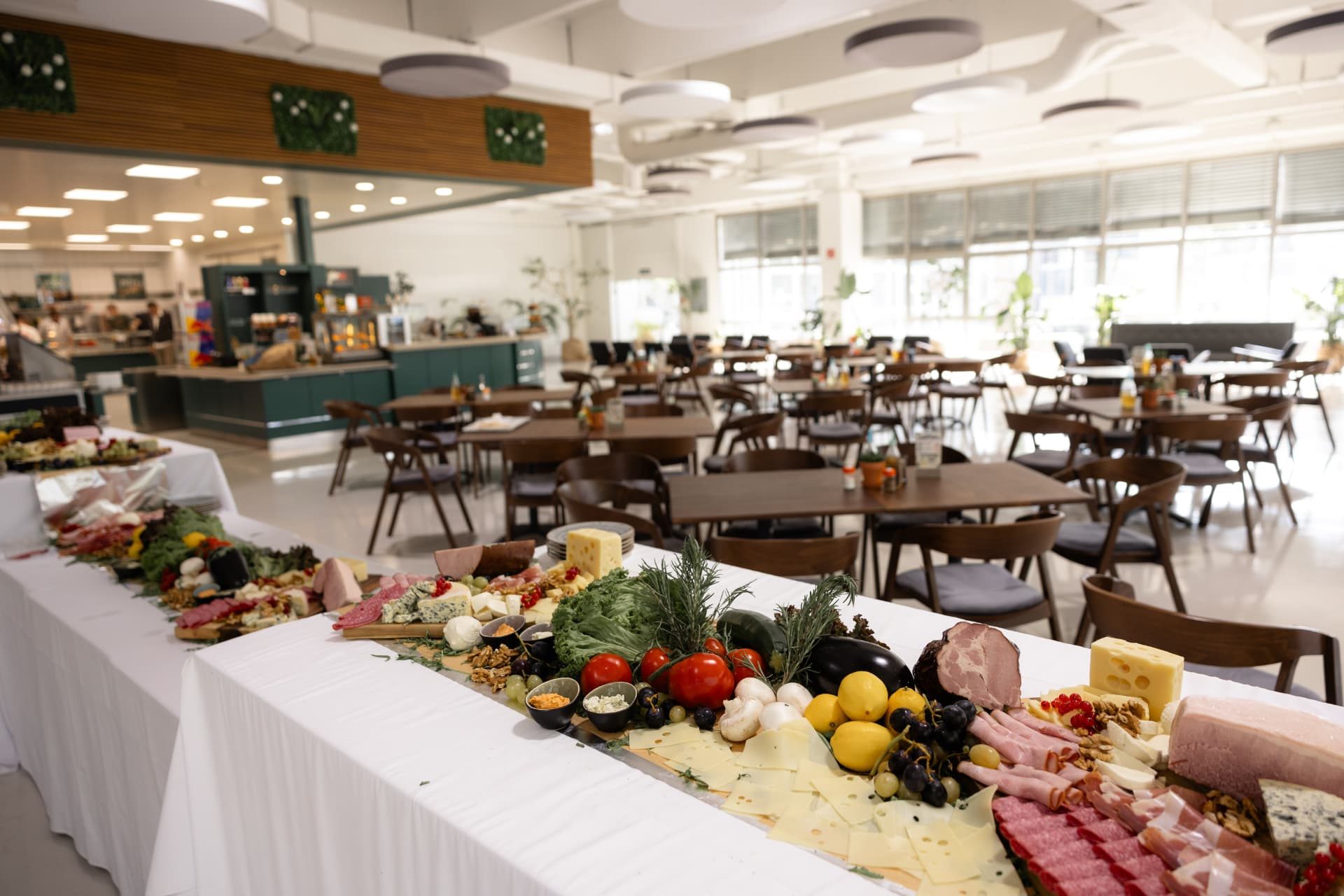 Reich gedecktes Buffet mit Antipasti, Käse und Gemüse