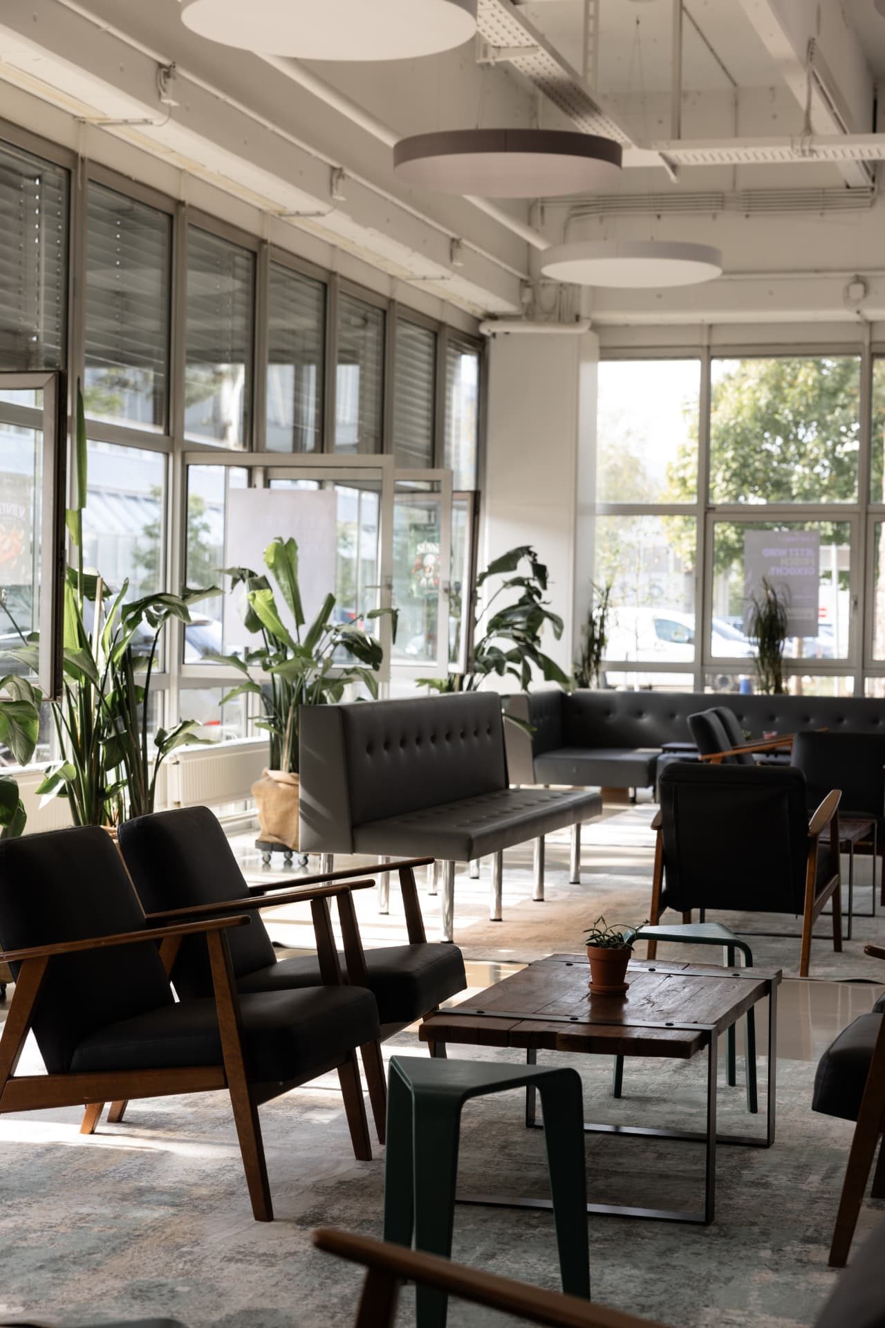 Lounge-Ecke mit Ledersofas und Couchtisch